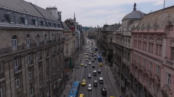 Forwards Fly Busy Multilane Street Surrounded Old Multistorey Buildings Palaces — Stock Video