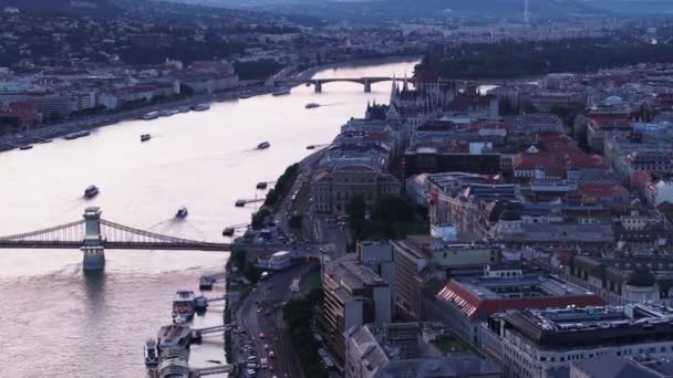 Вперед Літайте Вздовж Широкої Річки Місті Вид Повітря Будівлі Старому — стокове відео