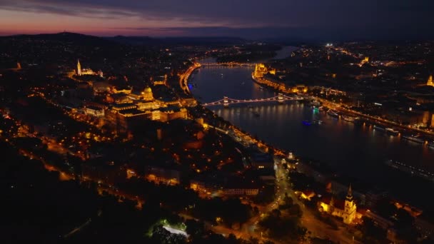 Panoramiczny Panoramiczny Nocny Strzał Słynnych Zabytków Brzegach Szerokiej Dunaju Przechodzącej — Wideo stockowe