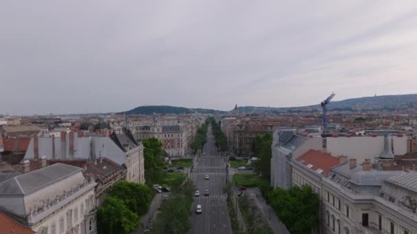 大都市街道和建筑物的空中上升画面 在平坦的风景中揭示了市区的房屋 匈牙利布达佩斯 — 图库视频影像
