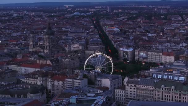 Luftaufnahmen Der Berühmten Stephans Basilika Und Des Beleuchteten Riesenrads Auf — Stockvideo