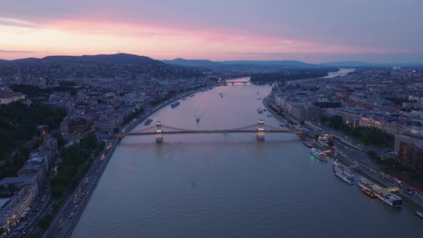 Letecký Panoramatický Výhled Městskou Čtvrť Kolem Široké Řeky Městě Soumraku — Stock video