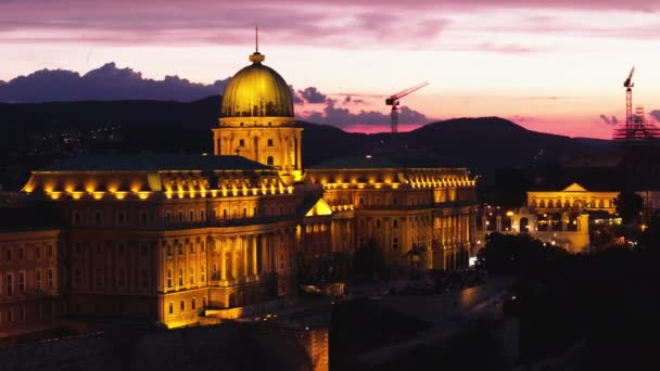 布达城堡建筑群的空中滑翔伞和平底锅镜头 面对着色彩斑斓的天空 有着巨大的穹顶 晚上的名胜 匈牙利布达佩斯 — 图库视频影像