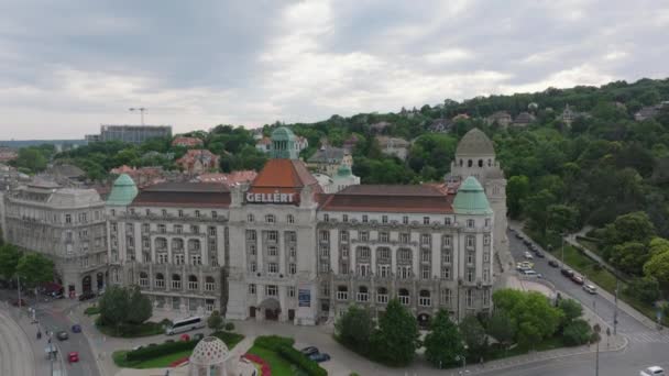 歴史的なゲラート バースの複合施設 有名な観光地の空中上昇の映像は 豪華な都市のボロを明らかにします ブダペスト ハンガリー — ストック動画
