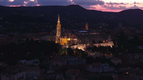 Halaszbastya的空中滑翔机和平底船射击 有观光台的热门旅游胜地 夜城的马蒂亚斯教堂和渔夫城堡灯火通明匈牙利布达佩斯 — 图库视频影像