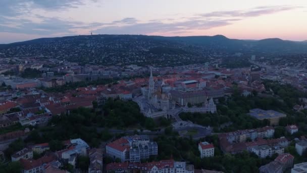 黄昏时分 空中俯瞰丘陵地带的周围环境 倾斜下来渔民的堡垒 著名的旅游胜地 匈牙利布达佩斯 — 图库视频影像