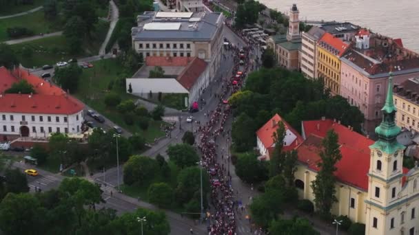 一排排的运动伤疤被成群结队的歌迷团团围住了 国际名人汽车在城市街道上的集会 匈牙利布达佩斯 — 图库视频影像