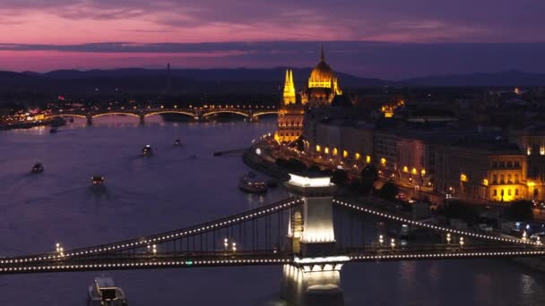 Szechenyi Chain Bridge Και Όμορφο Ιστορικό Κτίριο Του Ουγγρικού Κοινοβουλίου — Αρχείο Βίντεο