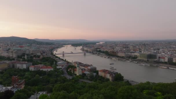 Aerial Panoramic View Metropolis Sunset Wadi Danube River Turning Calmly — Stock Video