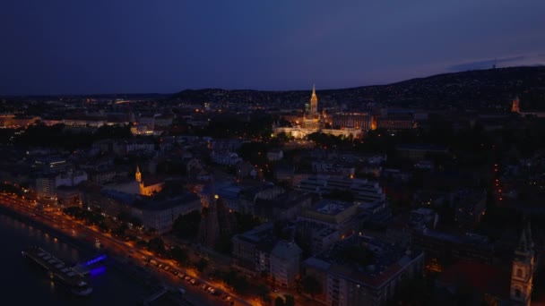 夜城的马蒂亚斯教堂和渔夫城堡灯火通明夜间飞越大都市上空 匈牙利布达佩斯 — 图库视频影像