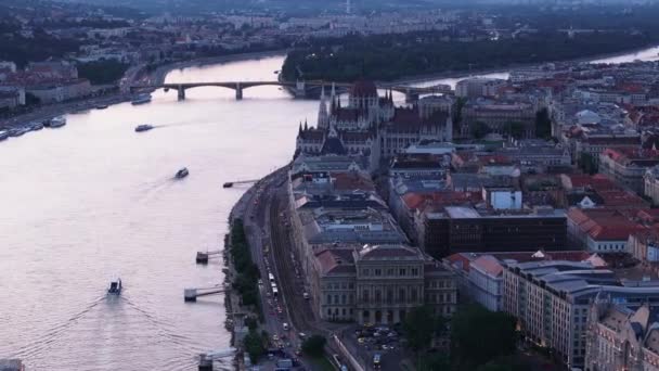 トワイライトの街の川沿いの建物の空中パノラマビュー オルシアガズや他の歴史的な観光スポット ブダペスト ハンガリー — ストック動画