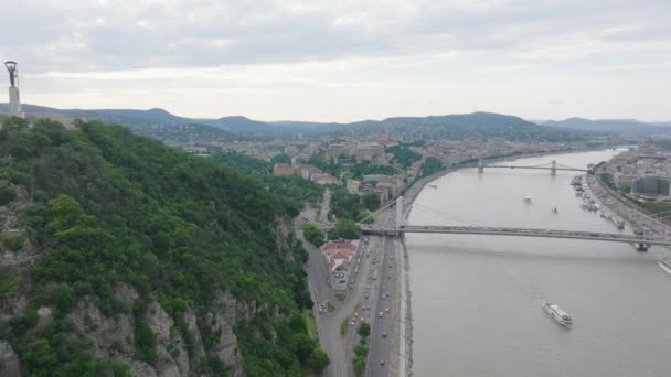 Hacia Adelante Vuelan Alto Largo Del Ancho Río Danubio Ciudad — Vídeos de Stock