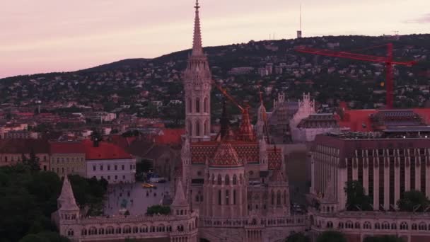 鱼人城堡和马蒂亚斯教堂的空中幻灯和平底锅镜头被五彩斑斓的暮色的天空照亮 匈牙利布达佩斯 — 图库视频影像