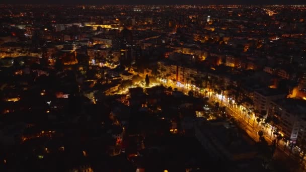 Prachtige Luchtfoto Van Nachtstad Verlichte Straat Met Winkels Tilt Onthullen — Stockvideo