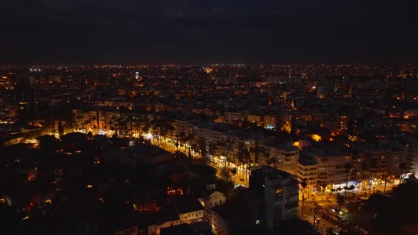 Nocny Pejzaż Zdjęcia Lotnicze Dużego Miasta Oświetlone Ulice Budynki Miejskich — Wideo stockowe
