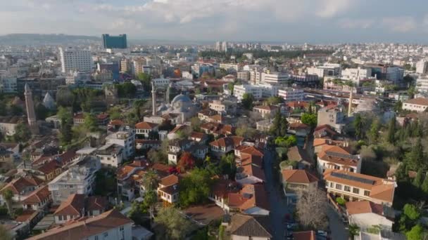 その後 歴史的な観光スポットで旧市街地の上を飛びます ゴールデンタイムのシティスケープ アンタルヤ トルコ — ストック動画