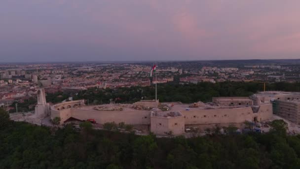 シタデラ要塞の上空をシティデラの上空に移動する トワイライトのシティスケープ ブダペスト ハンガリー — ストック動画