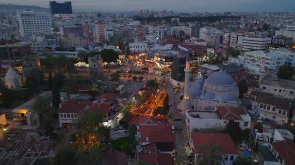 夕暮れの街の空想的な眺め 旧市街地の街並みや観光スポットを照らしました アンタルヤ トルコ — ストック動画