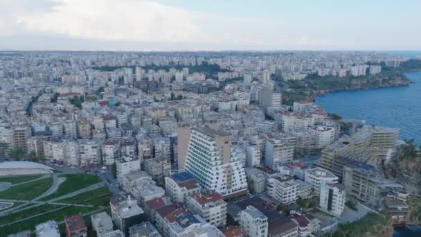 Modern Yüksek Katlı Lüks Otel Binasının Şehir Merkezinin Havadan Çekilmiş — Stok video
