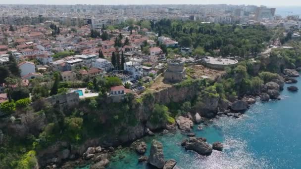 도시에서 해안의 광선을 반영하는 명확한 파란색 대도시의 랜드마크와 안탈리아 — 비디오