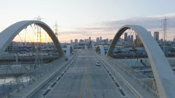 Visszafelé Repül Közúti Híd Felett Ipari Kerületben Alkonyatkor Több Autó — Stock videók