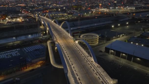 Vysoký Úhel Pohledu Bohatě Osvětlený Viadukt Ulice Naklonit Odhalit Večerní — Stock video