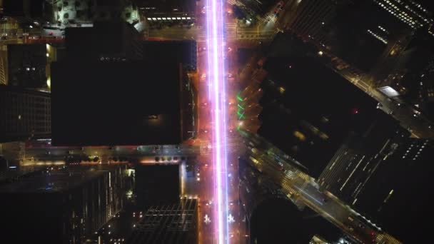 从上往下拍摄了夜城高楼大厦和街道的镜头 表示流量的视觉效果 美国旧金山 — 图库视频影像