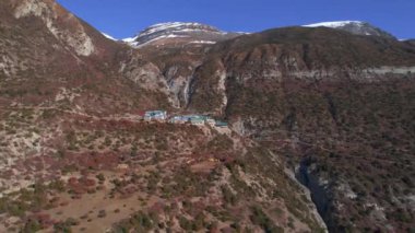 Himalaya dağlarının tepesindeki gökyüzü manzaralı bina kompleksi. Tilicho 'nun ana kamp yolunu gözlüyorum. Konaklama misafirhanesi mimarisi, turizm sektörü kavramı.