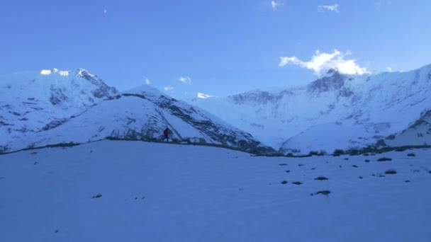 Letecký Pohled Dva Turisté Kráčejí Stezce Jezera Tilicho Zasněžených Horách — Stock video