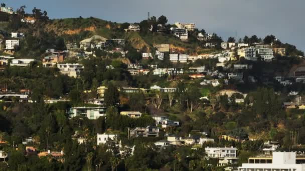 산비탈에 집들의 슬라이드와 지역의 주소입니다 로스앤젤레스 캘리포니아 — 비디오