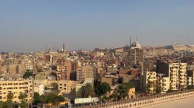 Daireleri ve tepedeki camii olan havadan statik panoramik manzaralı bir şehir. Tarihi miras alanları. Mısır 'ın başkenti Kahire mimarisi. Kuzey Afrika..