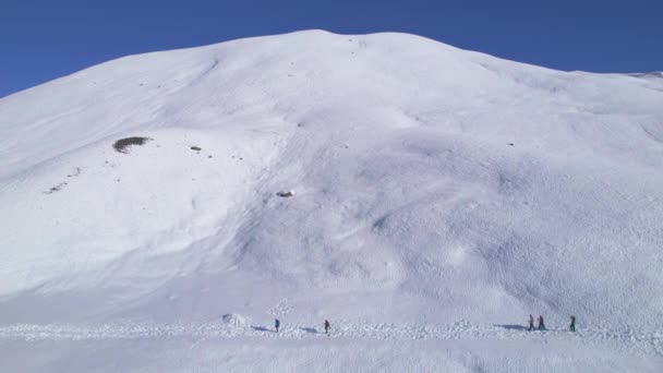 Vista Aérea Seguimiento Aéreo Cinco Grupos Excursionistas Sendero Nevado Hacia — Vídeos de Stock