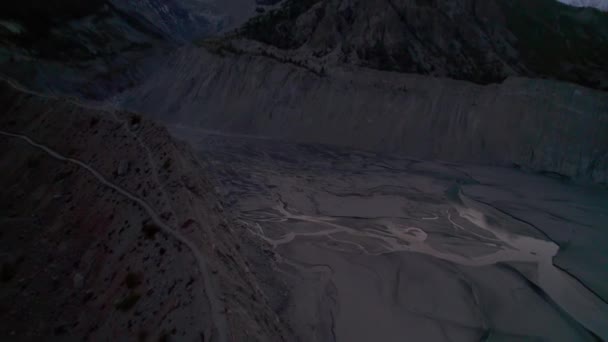 Vista Cinematográfica Aérea Voa Sobre Vales Desfiladeiro Rio Das Montanhas — Vídeo de Stock