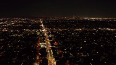 Şehirdeki uzun düz caddede hava trafiği. Metropolis 'in gece çekimi. Los Angeles, Kaliforniya, ABD