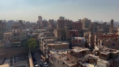 Hava statik görüntüsü Brezilya 'nın başkenti Kahire şehir manzarası, binalar çatılar, balkonlar ve sokak manzarası. Mısırlı yaşam tarzı, yoksul mahalleler ve emlak konsepti.