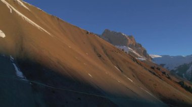 Yüksek rakımlı Himalaya dağlarındaki Tilicho Gölü 'ne giden bir grup yürüyüşçünün üzerinden uçan hava. Yolculuk macerası, Himalayalar, Manang, Nepal 'de zorlu turlar.