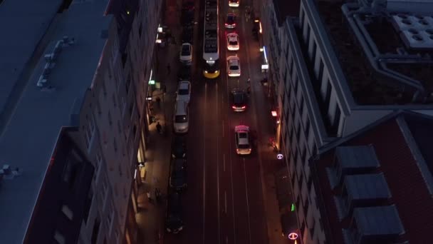 Vue Angle Élevé Circulation Dans Ville Soir Voitures Tram Cycliste — Video