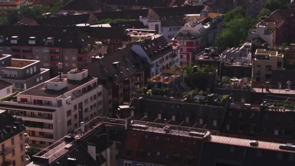 市内の多国籍アパートハウスの屋上テラスの上を飛ぶ 大規模な鉄道の庭と忙しい道路橋の産業シーンを明らかにします チューリッヒ スイス — ストック動画