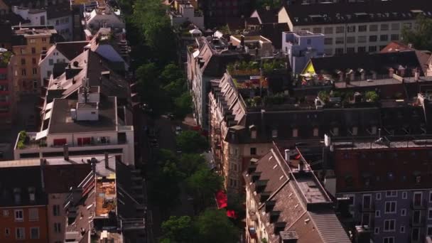 屋上テラス付きの多層テナントハウスに囲まれた街並みの空中スライドとパン映像 チューリッヒ スイス — ストック動画