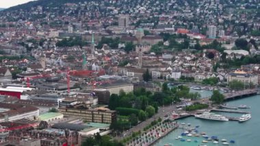 Tarihi şehir merkezinin yüksek manzarası, tarihi işaretler ve göl kıyıları. Rıhtım ve köprüye giden yoğun bir yol. Zürih, İsviçre.