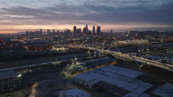 黄昏时大都市的空中全景 明亮的第六街高楼大厦和市中心的摩天大楼映衬着五彩斑斓的天空 美国加利福尼亚州洛杉矶 — 图库视频影像