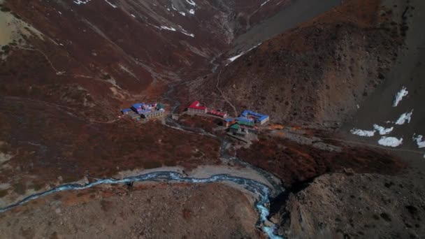Aerial Overhead Ascending View Tilicho Base Camp Red Blue Rooftop — Stock Video