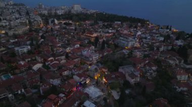 Eski kasaba bölgesindeki evleri yüksek açılı gören bir yer. Sokaklar ve deniz kenarı yakınlarındaki geleneksel şehir gelişimi. Antalya, Türkiye.