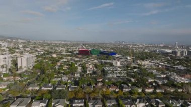 Büyük şehirde yerleşim bölgesinin üzerinde uç. Sokaklar boyunca sıra sıra evler. Pasifik Tasarım Merkezi 'nin önemli renk binası. Los Angeles, Kaliforniya, ABD