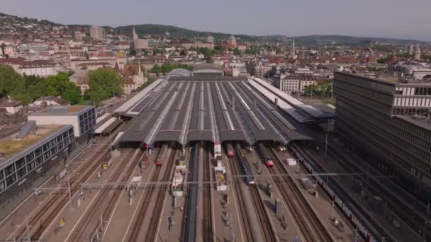 前进方向在主火车站上方飞行 顶部月台和轨道上的客运列车 城市铁路基础设施的空中景观 瑞士苏黎世 — 图库视频影像