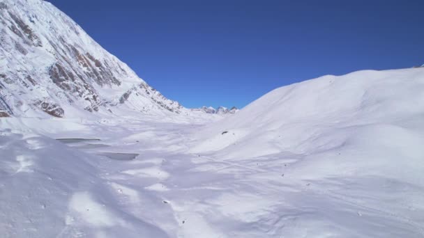 Aerial Rośnie Ujawniając Grupę Turystów Śnieżnym Szlaku Trekkingowym Górach Himalajów — Wideo stockowe