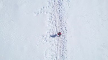 Yukarıdan gökyüzü panoramik manzaralı erkek trekker figürü karlı patikada yürüyor. Nepal popüler yürüyüşleri. Manang bölgesi. Himalayalar Dağları Yürüyüş Konsepti