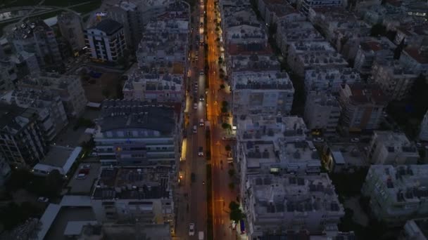 Akşam Kentinde Caddede Giden Arabaları Geriye Doğru Izleyerek Kentsel Çevredeki — Stok video