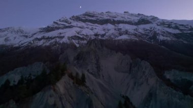 Himalayalar 'da görkemli kar örtülü dağa karşı uçmak. Akşam doğa manzarası. Manang Vadisi, Annapurna Gezisi, Nepal.