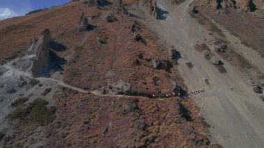 Himalaya Dağları 'ndaki Tilicho ana kamp yolunda Nepalli şerpalarla kuş bakışı eşek arabası. Annapurna gezisi, Şerpa yaşam tarzı konsepti.